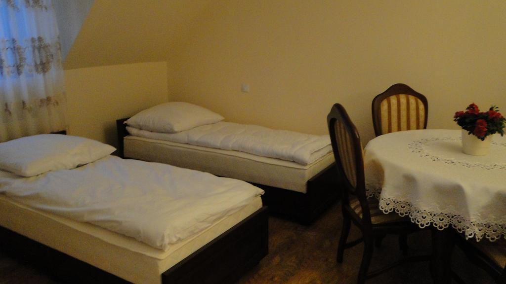 Pokoje Goscinne W Ratuszu Ogrodzieniec Kamer foto