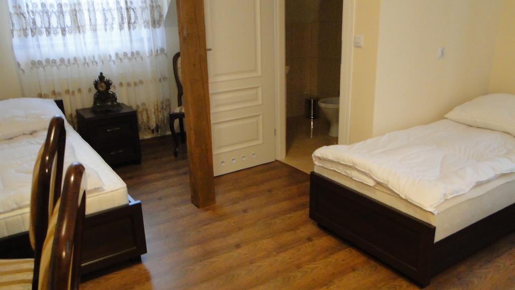 Pokoje Goscinne W Ratuszu Ogrodzieniec Kamer foto