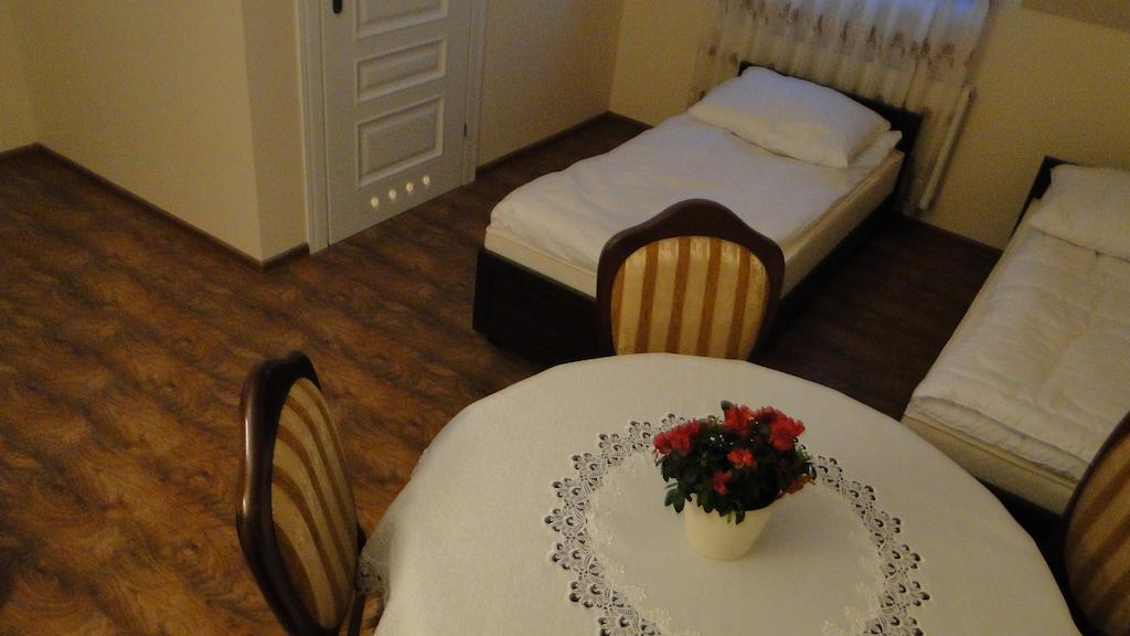 Pokoje Goscinne W Ratuszu Ogrodzieniec Kamer foto